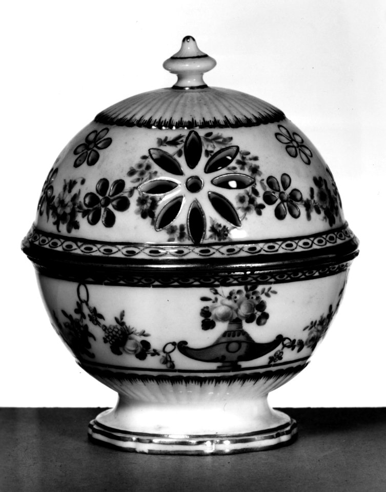 Sèvres Porcelain Manufactory - Shaving Soap Dish (Boîte à savonette) - Walters 48700