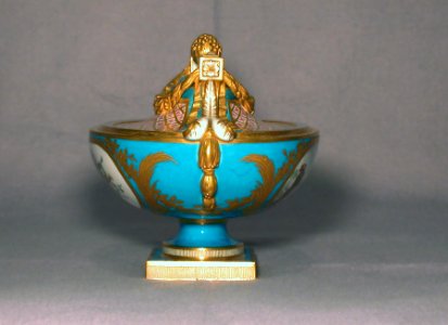 Sèvres Porcelain Manufactory - Vase cassolette Bachelier - Walters 48564 - Profile