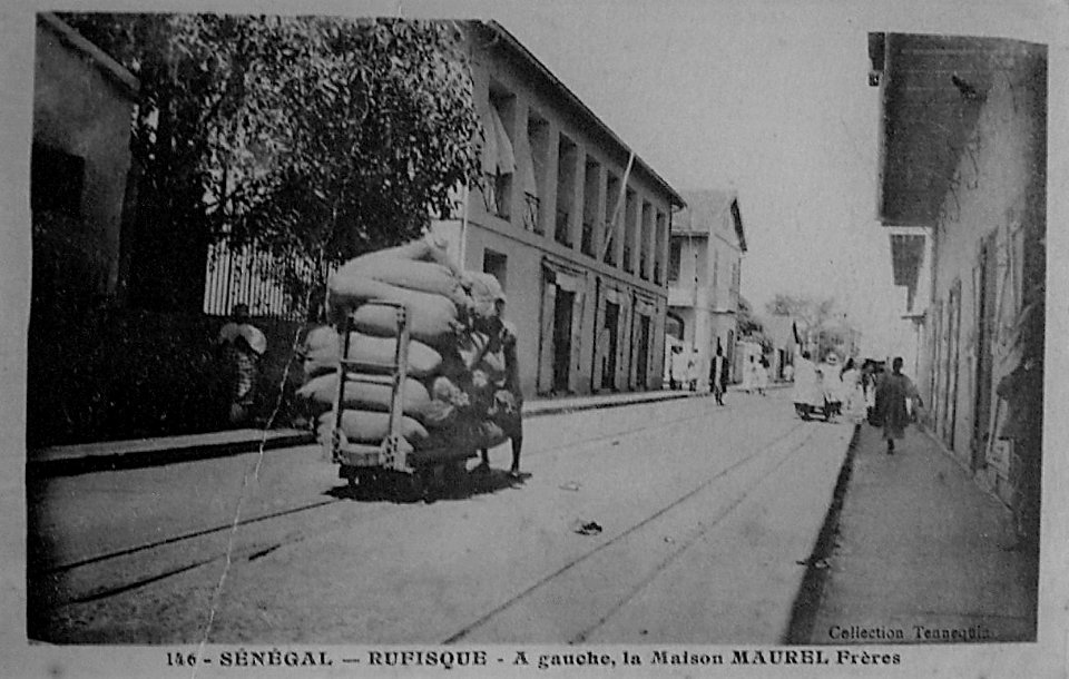 Sénégal - Rufisque - A gauche la Maison Maurel Frères
