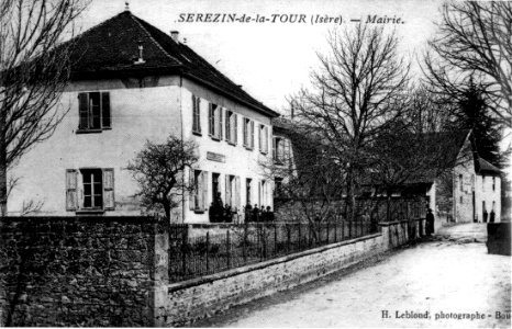 Sérezin-la Tour, mairie en 1908, p240 de L'Isère les 533 communes - H Leblond, photographe Bou photo