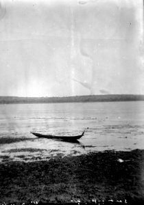 Södra sidan av sjön Kinkony. En båt vid stranden. Kinkony. Madagaskar - SMVK - 021768