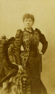 Séverine, debout, un poing sur la hanche - Nadar (cropped)
