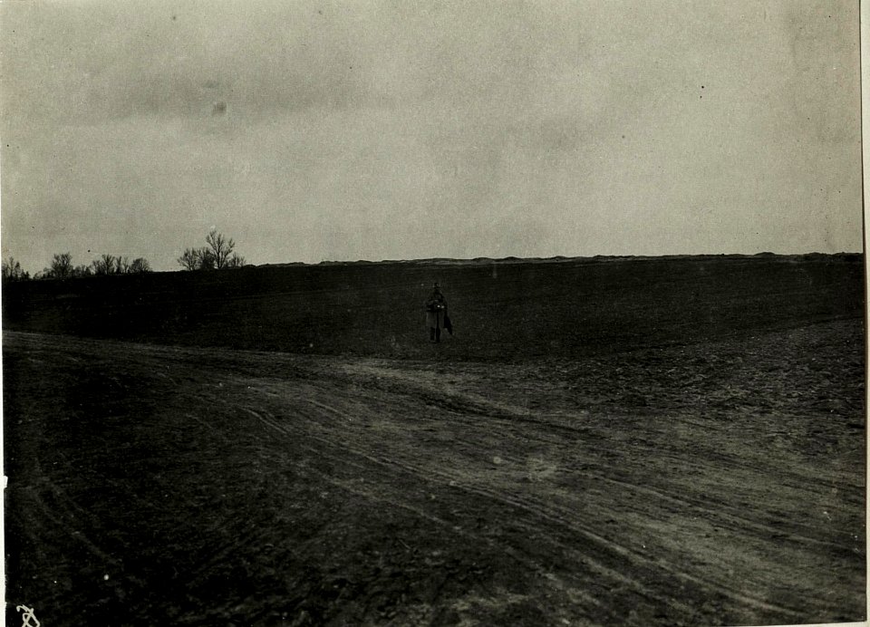 Südlich der Landstraße bei Gomulin. Im Hintergrund eigene Kampfdeckungen. (BildID 15588917)
