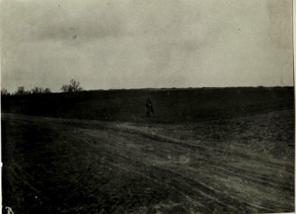 Südlich der Landstraße bei Gomulin. Im Hintergrund eigene Kampfdeckungen. (BildID 15588917)