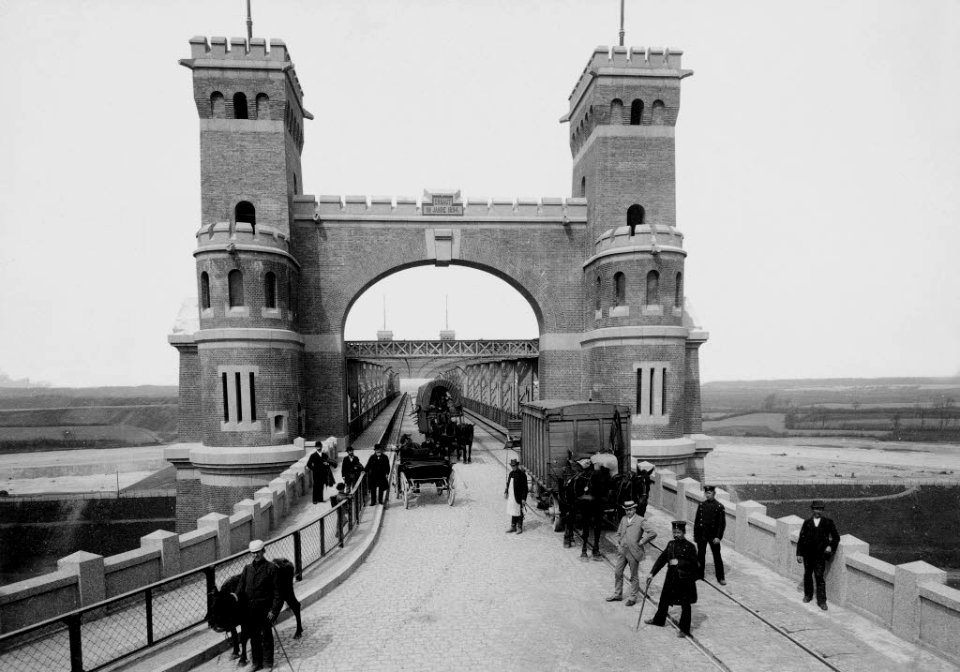 Südportal der Levensauer Hochbrücke (Kiel 44.661)