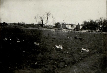Südlicher Teil des in Brand geschossenenn Ortes Kotovice mit Schlachtfeld, im Vordergrund leere russ. Patronenverschläge. (BildID 15537619)