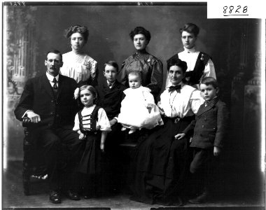 T. J. Stanley family portrait 1908 (3200502264) photo