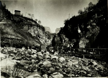 T.K.Jäser beim Hinabsteigen in die Cismone Schlucht infolre Brücken-Sprengung bei Ponte della Sera. (BildID 15429819)
