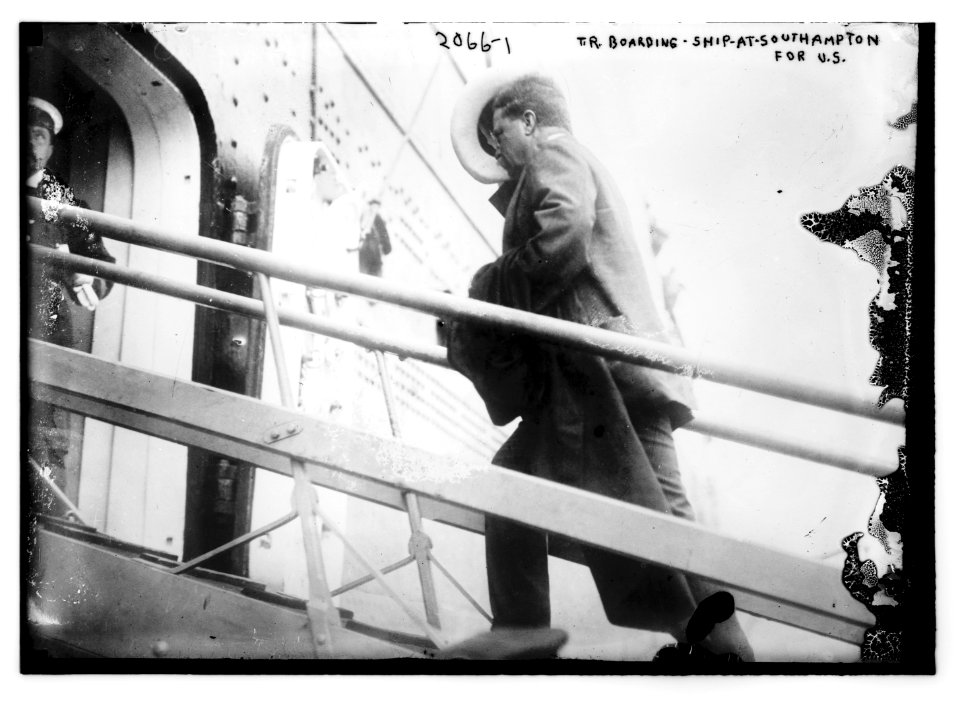 T.R. (Theodore Roosevelt) boarding ship at Southampton for the US LCCN2014688417