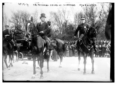 T.R. (Theodore Roosevelt) reviewing troops in Vincennes. Gen. Dalstein (on right) LCCN2014688039