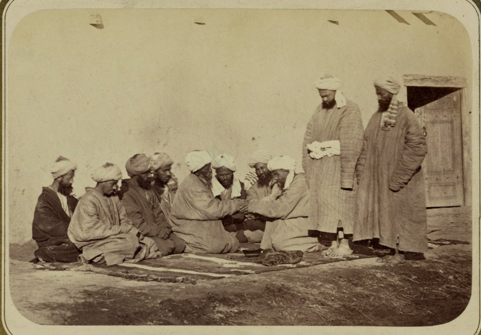 Tadzhikskie remeslennye obriady (arbai pir). Klast' khlieb za pazukh posvieshchaiushchemu (sic) (kulche der bagal' andakhten) LCCN2007680443
