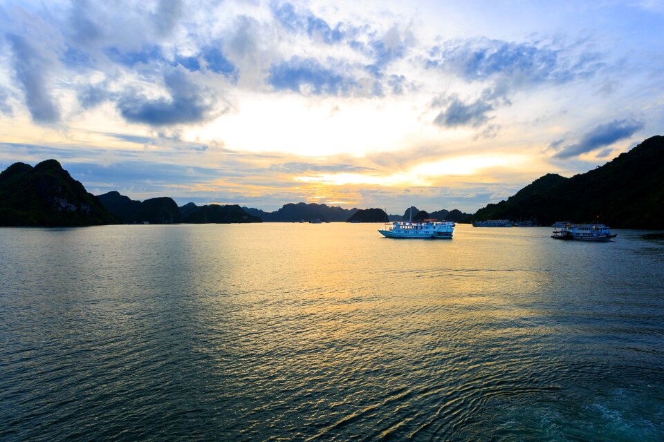 Reflection lake halong