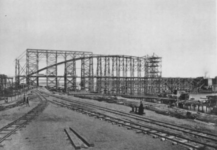 Tafel 2 – Gerüst für die Aufstellung des Oberbaues über der linken Hauptöffnung, in Ausführung begriffen. 21. Mai 1897