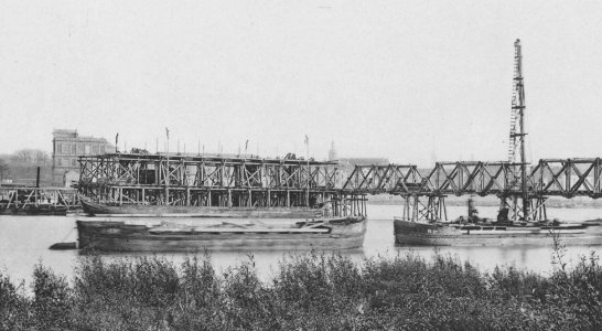 Tafel 1 – Senkkasten des Strompfeilers, im Gerüst hängend. Transportbrücke. October 1896