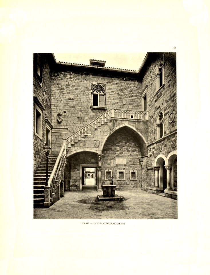 Tafel 107 Traú - Trogir - Hof im Kommunalpalast - Heliografie Kowalczyk 1909