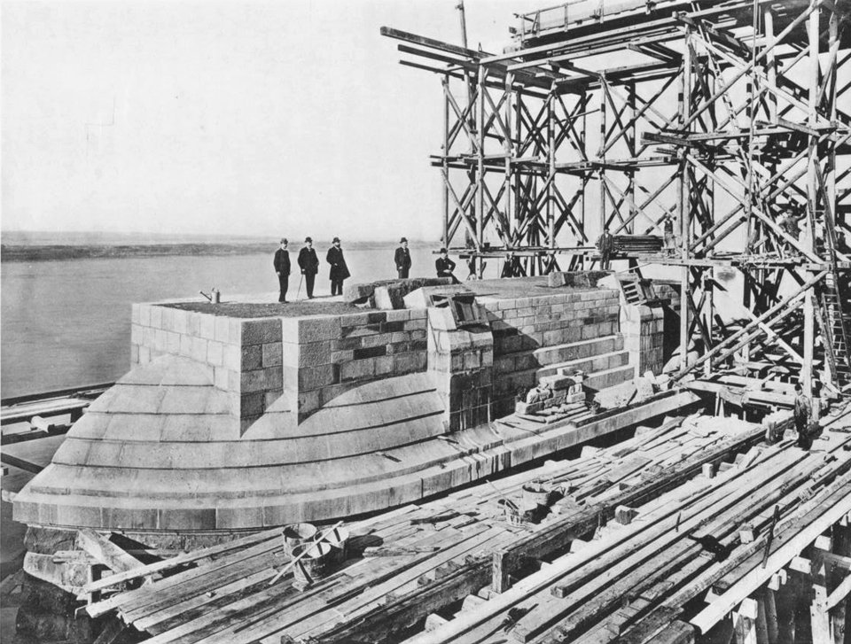 Tafel 10 – Aufbau des rechten Uferpfeilers (Pfeiler 6). Ende Oktober 1897