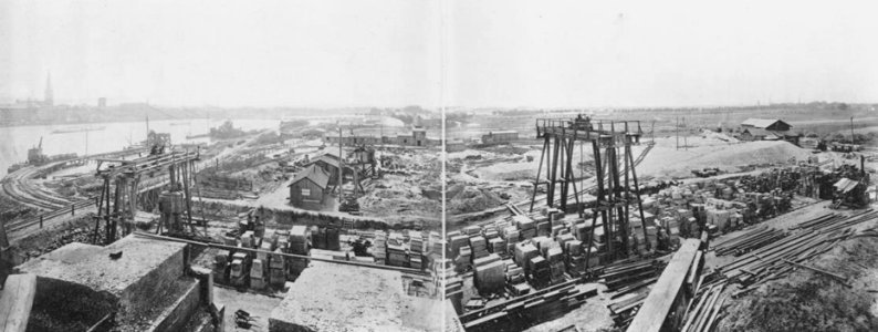 Tafel 14a – Brückenbaustelle auf dem linken Ufer, vom linken Uferpfeiler aus stromauf gesehen. Juli 1897