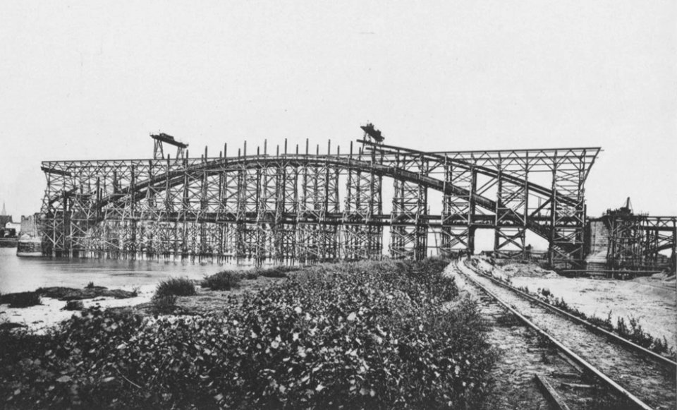 Tafel 5 – Bogenträger der linken Hauptöffnung, in der Aufstellung begriffen. Ende Juli 1897