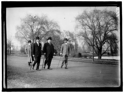 TAFT, WILLIAM HOWARD. OUT FOR A STROLL WITH ARCHIBALD BUTT, MILITARY AIDE, AND CHARLES DEWEY HILLES, SECRETARY TO THE PRESIDENT LCCN2016863235
