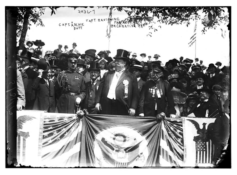 Taft Reviewing Parade, Capt. Archie Butt Decoration Day. LCCN2014688231