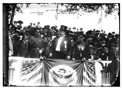 Taft Reviewing Parade, Capt. Archie Butt Decoration Day. LCCN2014688231