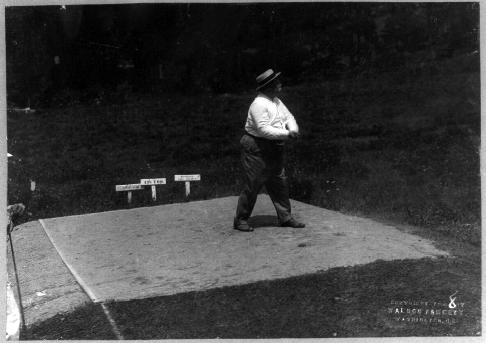 Taft teeing off on golf course LCCN2002736662