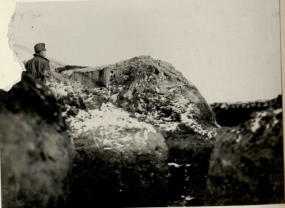 Tages-und Nachtstellung im Schützengraben des I.R.Nr.82. Stellung südlich PELZA. Aufgenommen am 10. Dezember 1915. (BildID 15540979)