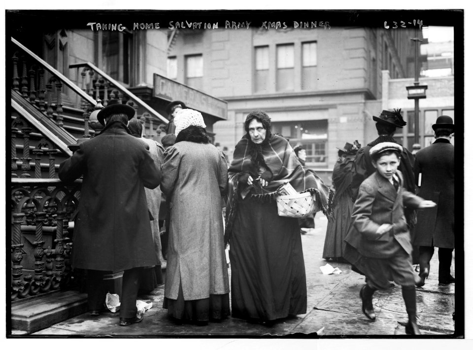 Taking home baskets, Salvation Army Christmas dinner, New York LCCN2014683069