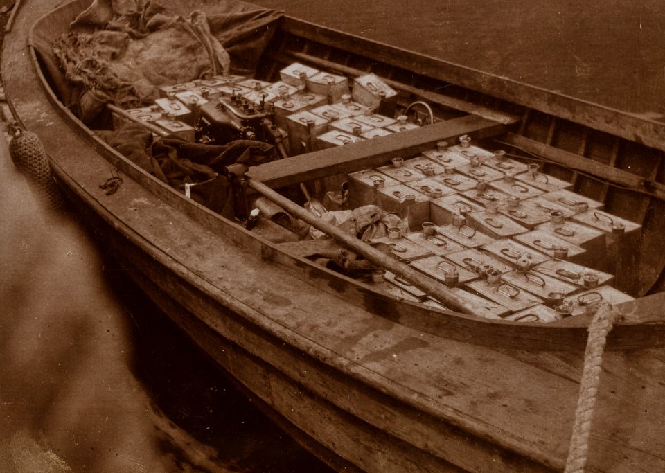 Takavarikoituja pirtukanistereita Pohjoissatamassa kieltolain aikana 1.6.1919 - 4.4.1932 - G30852 (hkm.HKMS000005-000008jy)