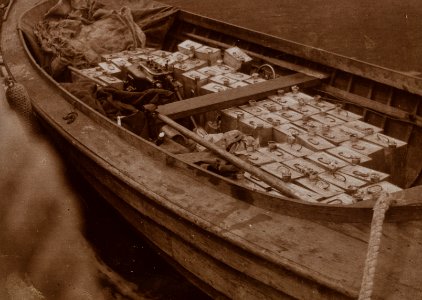 Takavarikoituja pirtukanistereita Pohjoissatamassa kieltolain aikana 1.6.1919 - 4.4.1932 - G30852 (hkm.HKMS000005-000008jy)