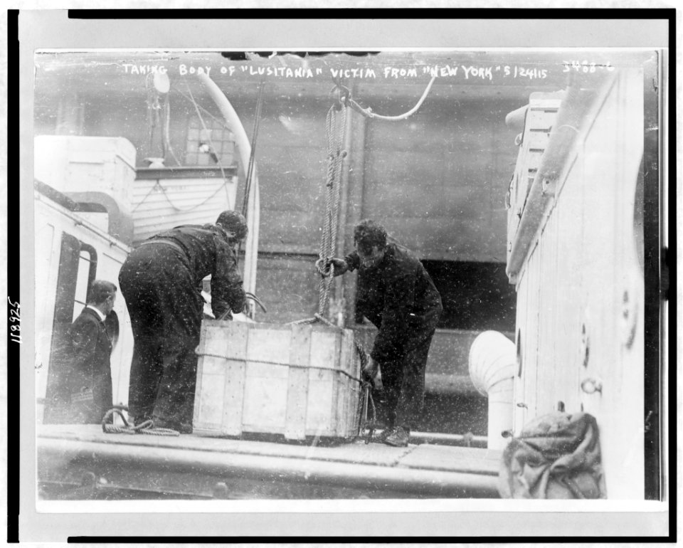 Taking body of Lusitania victim from New York LCCN97510258