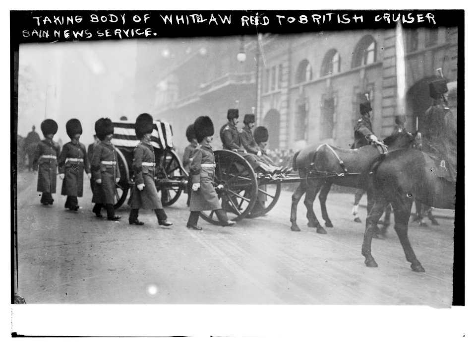 Taking body of Whitelaw Reid to British cruiser LCCN2014691245