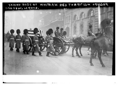 Taking body of Whitelaw Reid to British cruiser LCCN2014691245