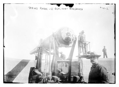 Taking range - 12' gun, Fort Wadsworth LCCN2014681945