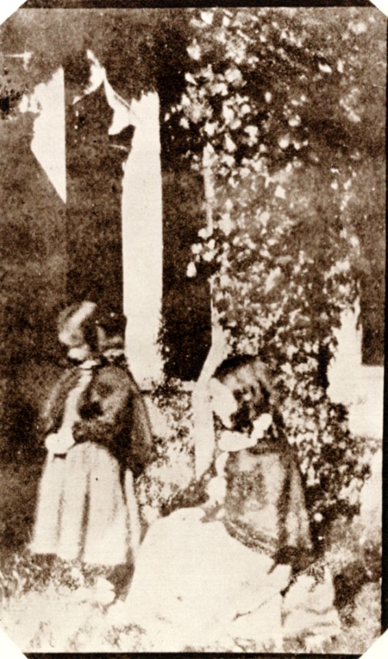 Talbot, William Henry Fox - Zwei kleine Mädchen im Kloster von Lacock Abbey (Rosamund und Ela, die beiden älteren Töchter Talbots) (Zeno Fotografie)