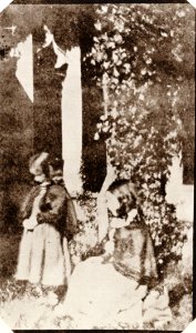Talbot, William Henry Fox - Zwei kleine Mädchen im Kloster von Lacock Abbey (Rosamund und Ela, die beiden älteren Töchter Talbots) (Zeno Fotografie)