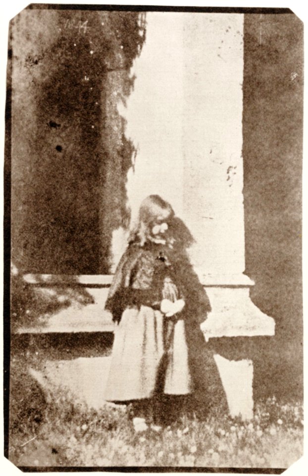 Talbot, William Henry Fox - Kleines Mädchen im Kloster von Lacock Abbey (Ela, ältere Tochter Talbots) (Zeno Fotografie)