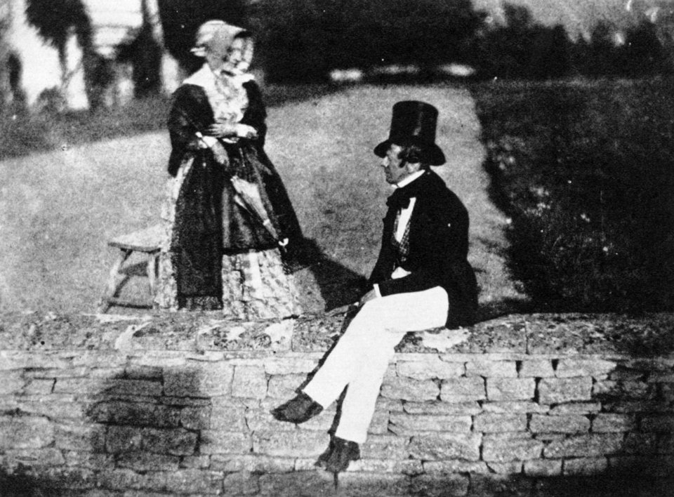 Talbot, William Henry Fox - Zwei Personen im Park von Lacock Abbey (Zeno Fotografie)