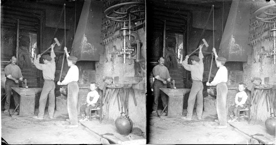 Taller d'un ferrer amb homes treballant , un nen i eines diverses (AFCEC BORDAS D 3639)