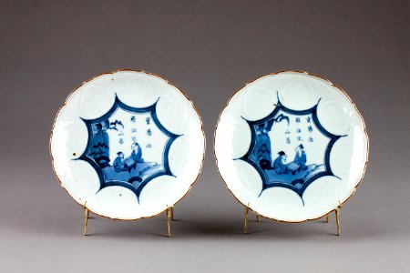 Tallrikar från 1700-talet där det står på I den sköna Chung-yang-tiden (9e dagen i 9e månaden) äro vattnen och bergen härl - Hallwylska museet - 96011