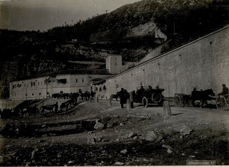 Talsperre Primolano. Generaloberst Scheuchenstuel im Auto passiert die Talsperre. (BildID 15635388)