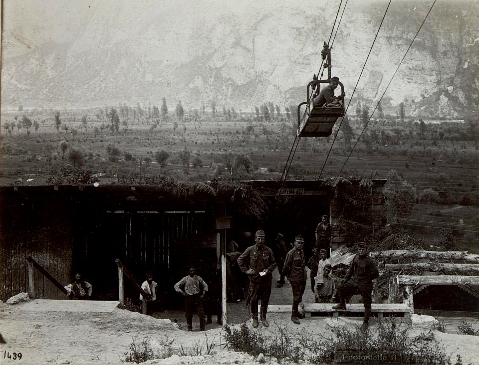 Talstation. Auslaufender Wagen.Seilbahn 62. (BildID 15643742)