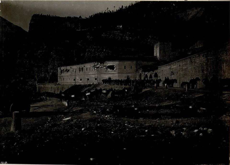 Talsperre Primolano.Unsere Munitionskolonnen passieren die Talsperre Primolano.16-9.17. (BildID 15635381)