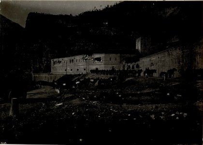 Talsperre Primolano.Unsere Munitionskolonnen passieren die Talsperre Primolano.16-9.17. (BildID 15635381)