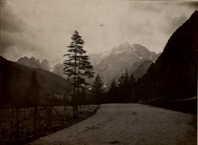 Talsperre in der Seissera. Hintergrund die Wischberggruppe. Aufgenommen am 26. Juni 1916. (BildID 15476623)