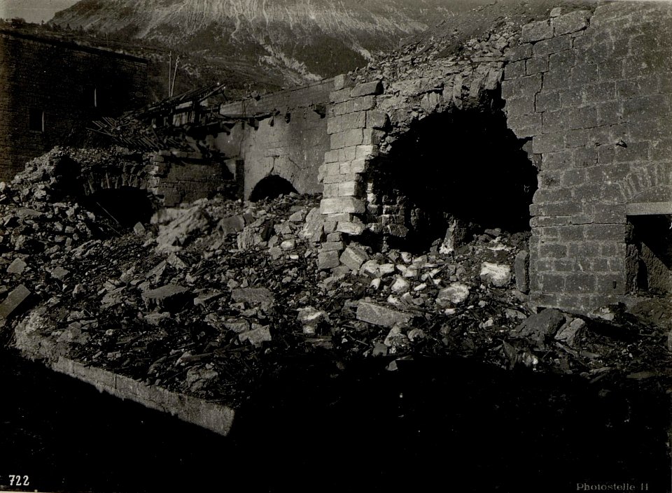 Talsperre Primolano.Gesprengte Munitionskammer im Werk. (BildID 15635402)