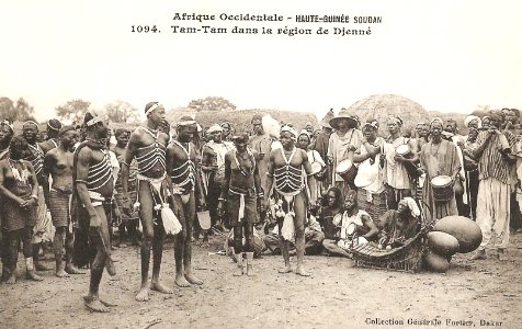 Tam-tam dans la région de Djenné (AOF)