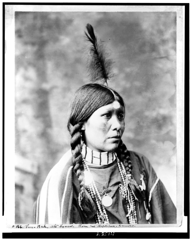 Tan-nah, Ute woman, head-and-shoulders portrait, facing right LCCN94509871