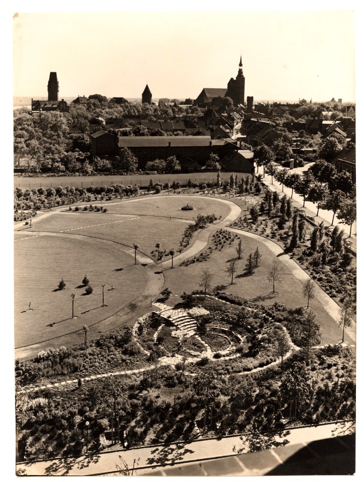 Tangermünde Blick auf die Grünanlage mit Senkgarten, Direktorenwohnhaus der Zuckerraffinerie Fr Meyers Sohn in der Arneburger Straße 119