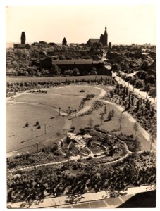 Tangermünde Blick auf die Grünanlage mit Senkgarten, Direktorenwohnhaus der Zuckerraffinerie Fr Meyers Sohn in der Arneburger Straße 119